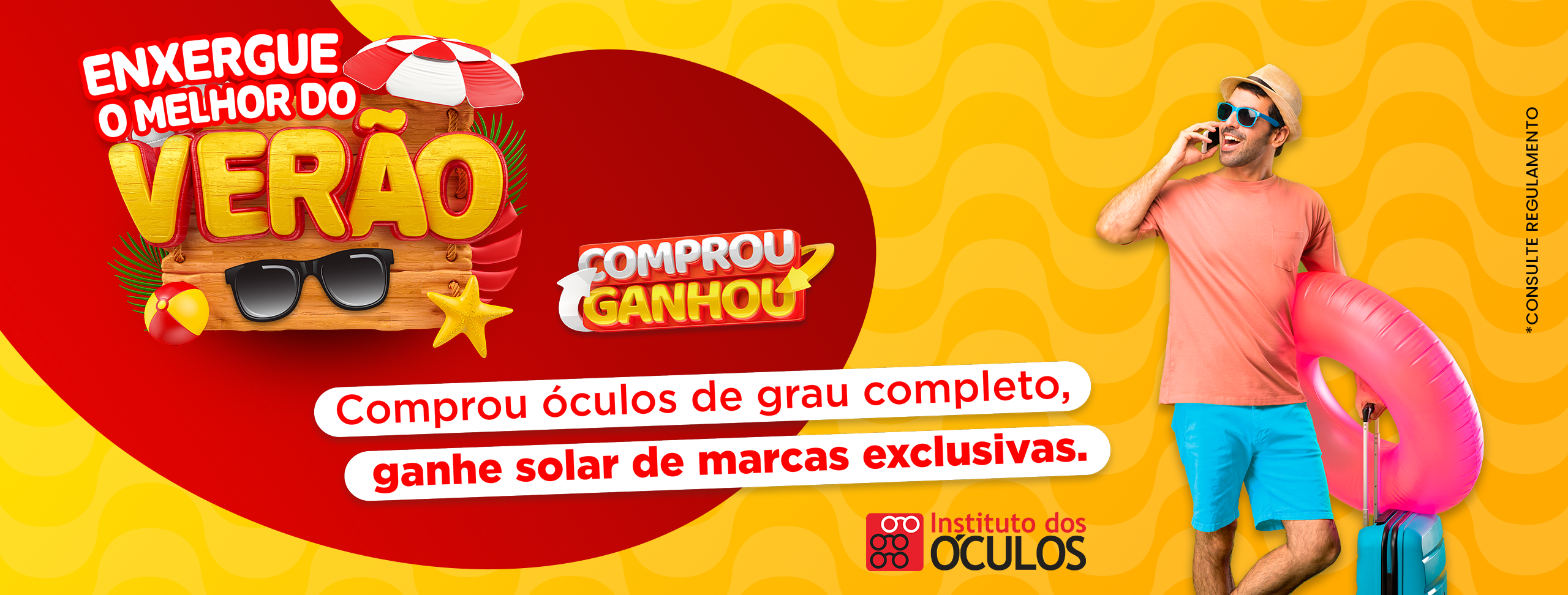 Banner Promoção de Verão Instituto dos Óculos: Na compra de óculos de grau completo, ganhe um óculos solar de marcas exclusivas. Imagem com tema de férias e homem com mala de viagem.